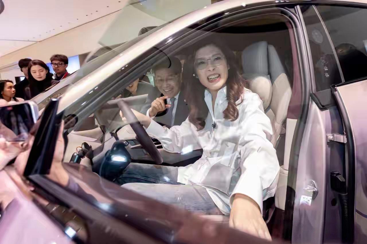 郑丽文返台后在脸书发布四张参访照片，直言参观小米汽车工厂后忍不住心动，真想直接开