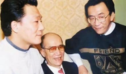相声大师侯宝林的儿子，跟副总理李富春的外孙是同班同学。有一天，侯耀华从同学家借走