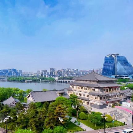 西安的两大富人区：一是已经成熟的曲江一期南湖边：这里是曲江最为成熟的区域，拥有