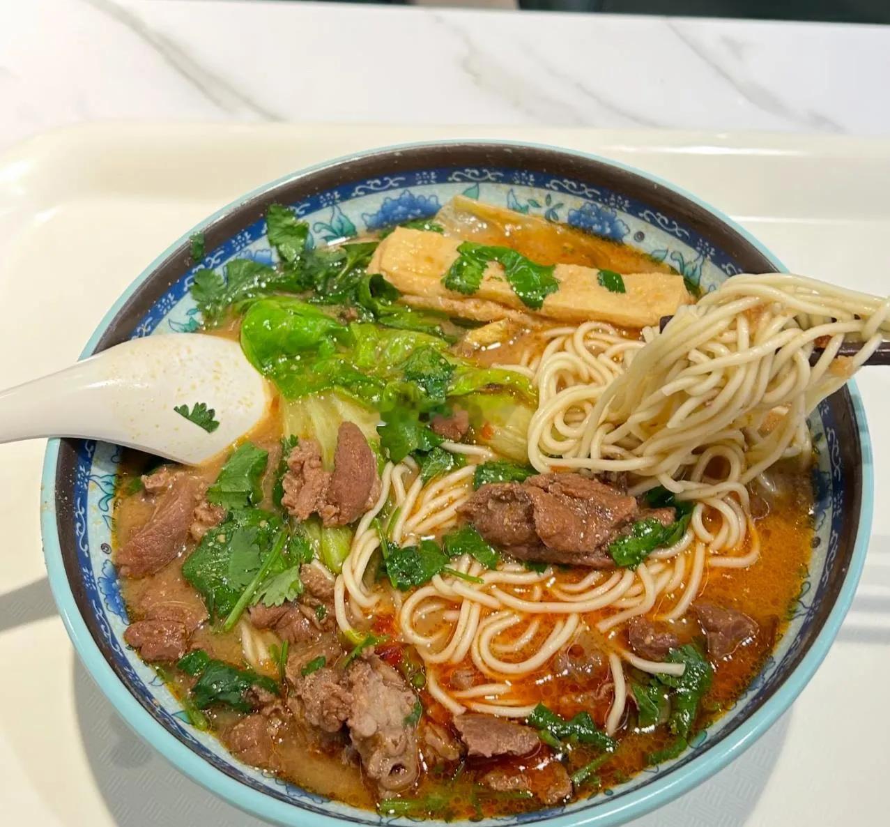 各地吃一碗面的价格：兰州：本地老店基础牛肉面8元，加肉蛋全套约20元；外地