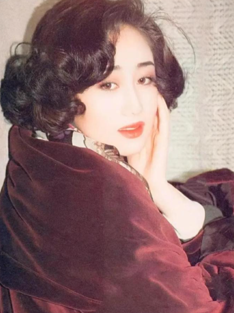 1987年，在香港一场众星云集的慈善晚宴上，周润发突然将一个蛋糕狠狠扣在利智脸上