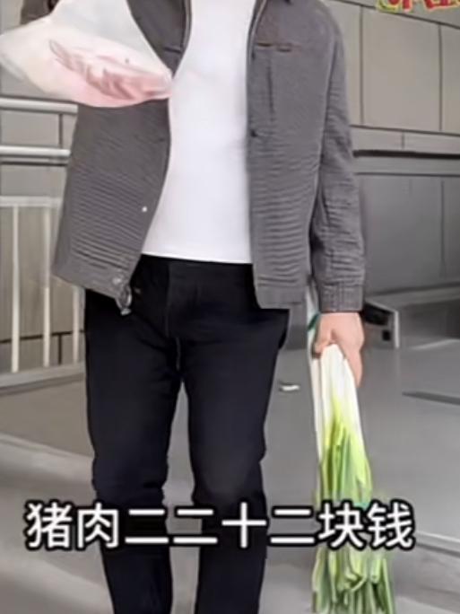 破防了！爸爸带俩儿子逛商场，被儿子们买的雪糕价格惊着了！爸爸买了一块猪肉22