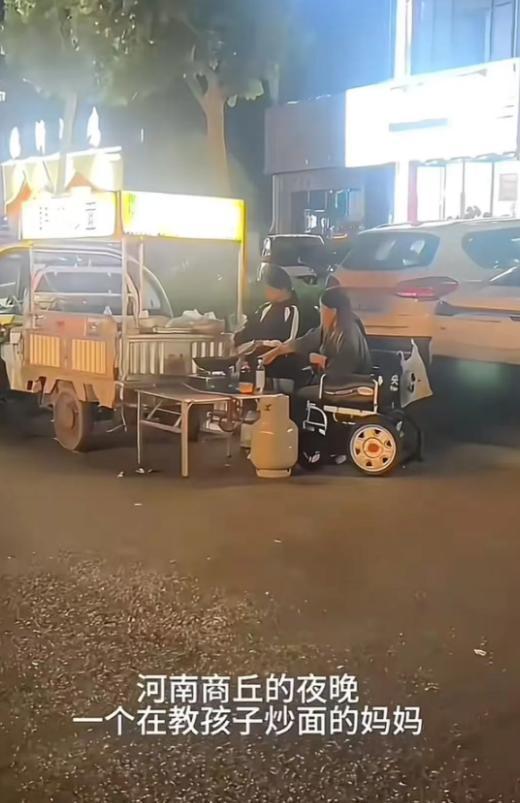 泪目！河南商丘，男子深夜看到小女孩和妈妈摆摊卖炒面，觉得他们可怜，买了一碗却付了