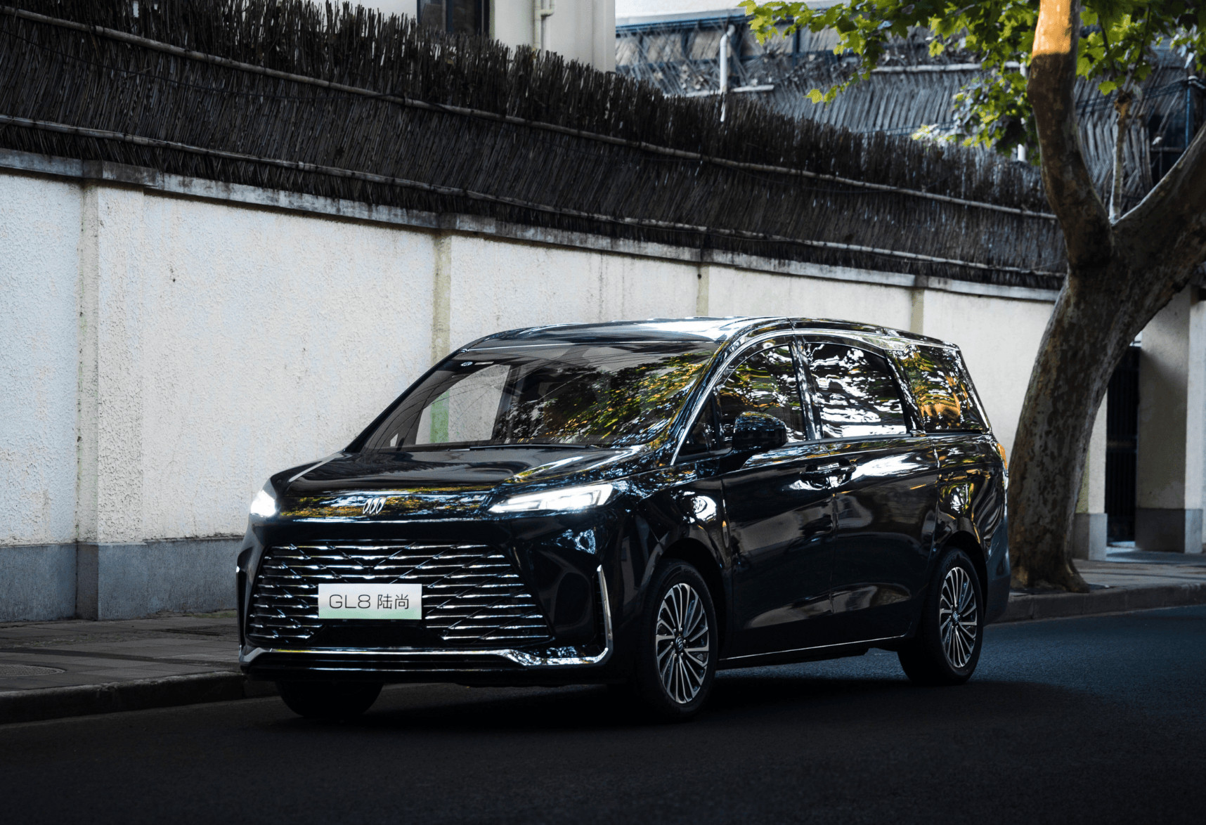 新款别克GL8陆尚实车亮相，橙色内饰+豪华座椅，374马力续航超1500km别克