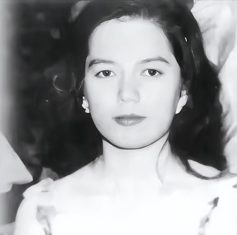 1942年,26岁的蒋纬国在火车站看到一位美丽的少女,便走上前去和她搭讪:“小姐