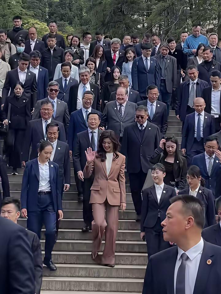 看到这三张照片这排场，这阵仗，这身高，这气质，脑子里冒出的词语只有:众