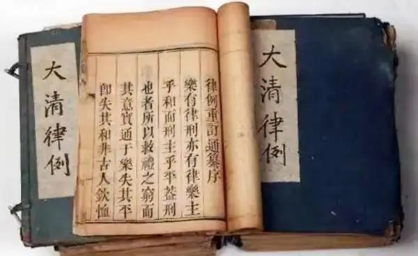 你敢信吗？同样是男女私情，古代光明正大逛青楼不算罪，偷偷摸摸通奸却要蹲大牢；到了