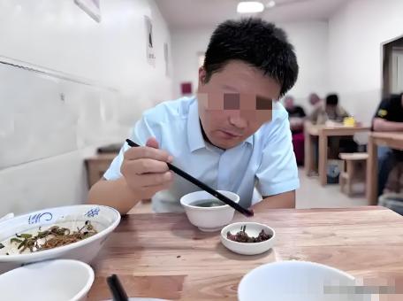 1月25日，内蒙古，女子的丈夫病逝后，她收拾遗物发现丈夫在8年里给一面馆女员工转