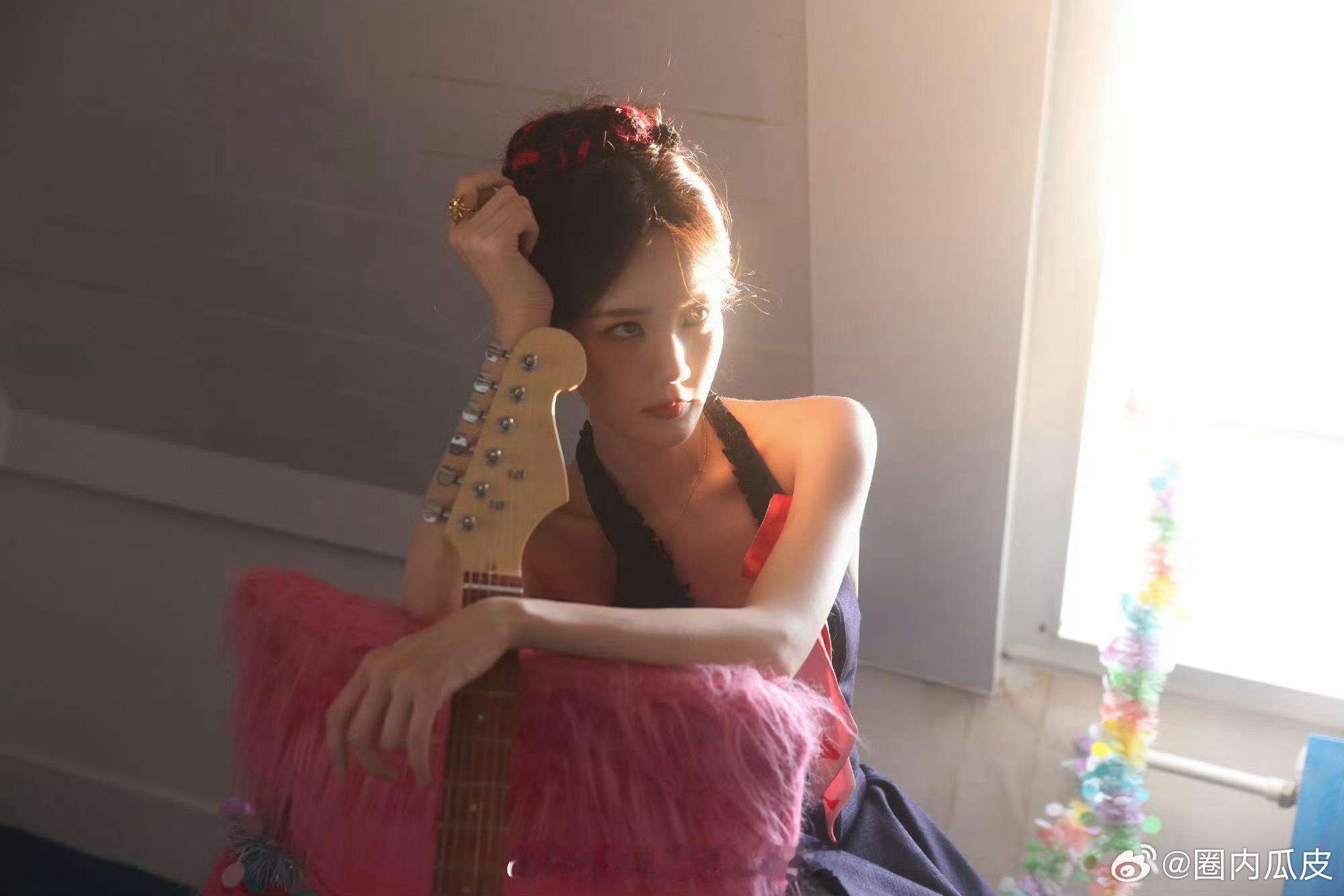 李一桐漂亮的脸旁边还是漂亮的脸漂亮孩子坐中间名场面！眉眼弯弯自带笑意，左右同框