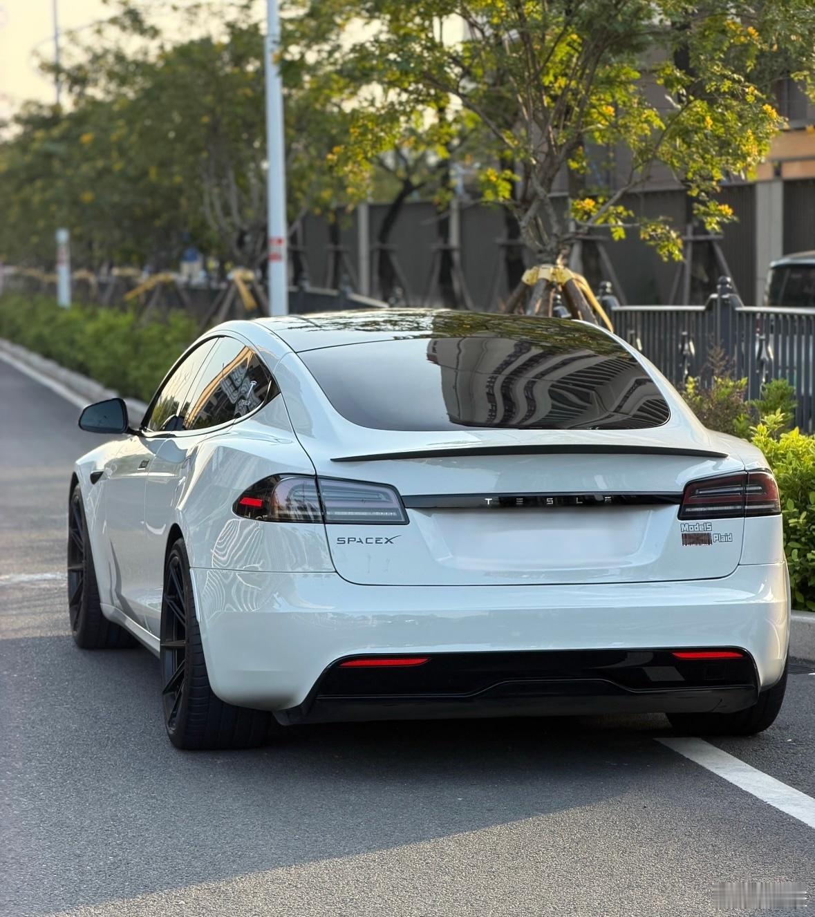 今天在路上看到一辆特斯拉，心里在想，怎么model 3变这么好看？仔细...