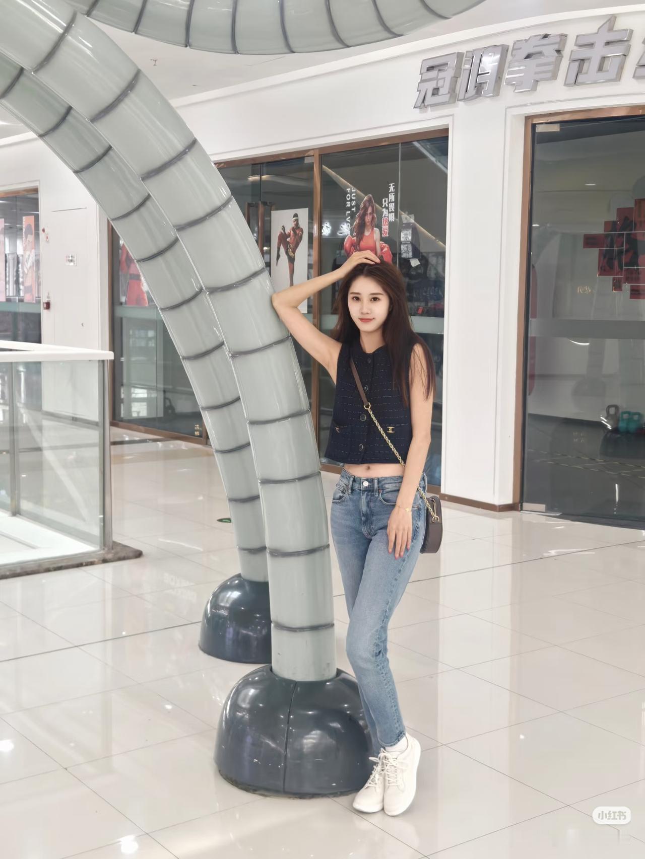 倚栏思旧梦，岁月如梭转。