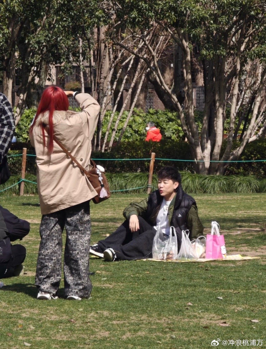 公园偶遇胡彦斌网友公园偶遇胡彦斌网友公园偶遇胡彦斌哈哈哈，别太接地气我说！