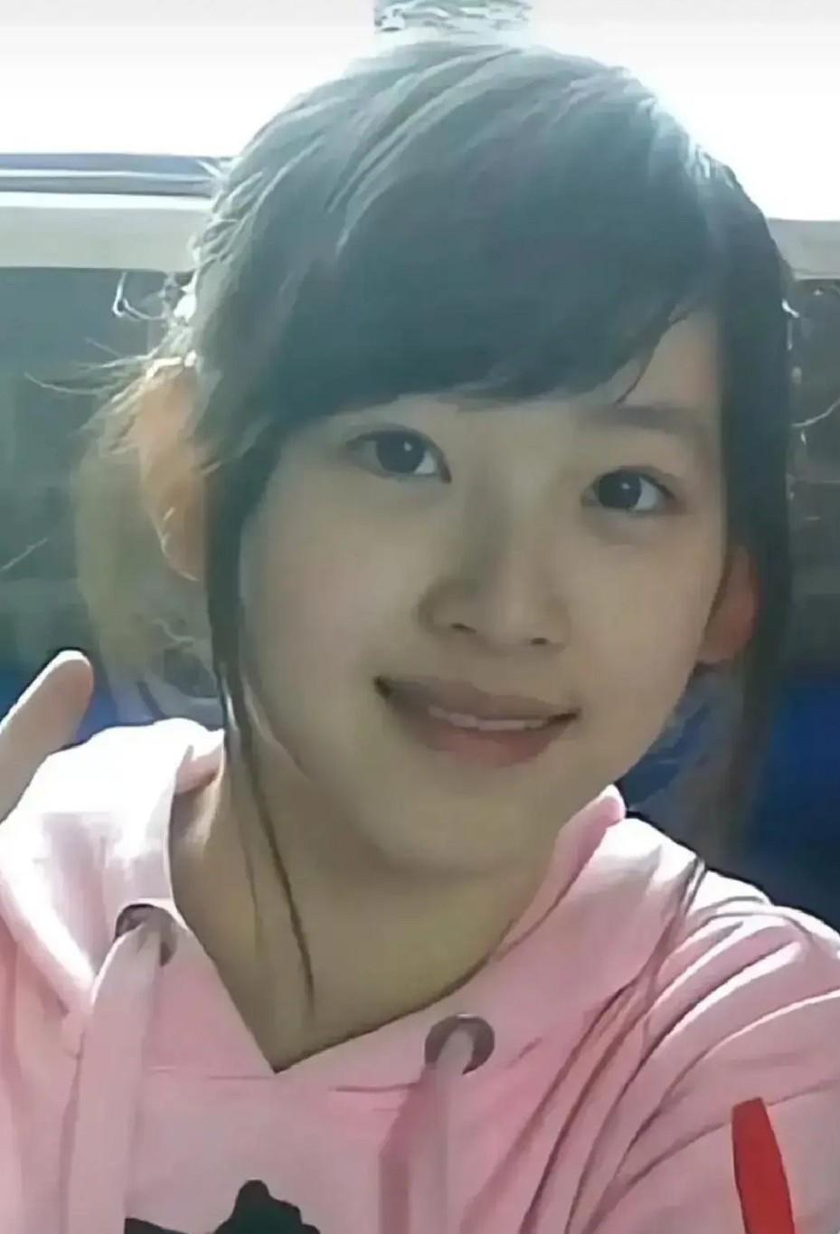 学生时代的奶茶妹妹气质温婉，现在奶茶妹妹棕色大波浪披肩长发，不见那双温柔的星星眼