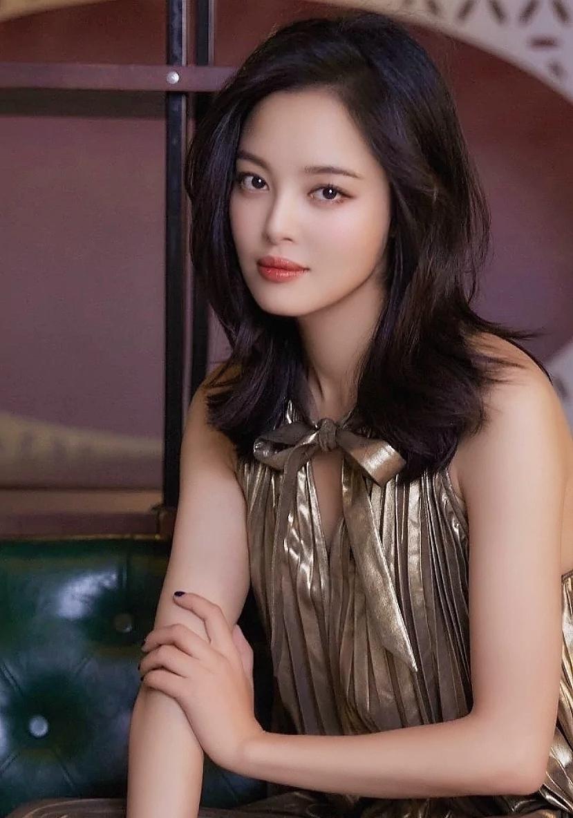 同样都是长相有特点、厚嘴唇的女演员，舒淇一出来，气场直接碾压辛芷蕾。辛芷蕾看