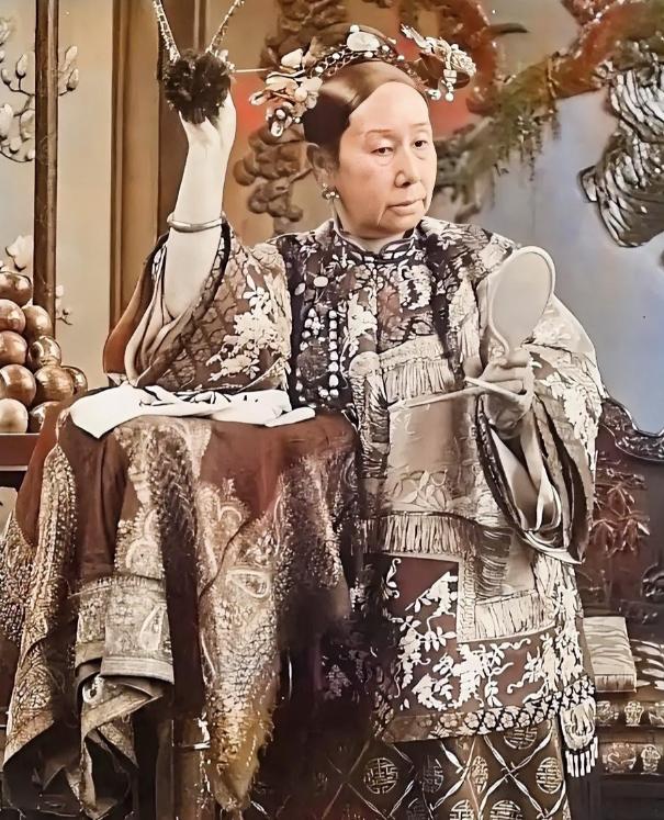 大清灭亡的原因都归结于慈禧太奢侈。看到了这双鞋，才真正的知道是真的。这双据说在当