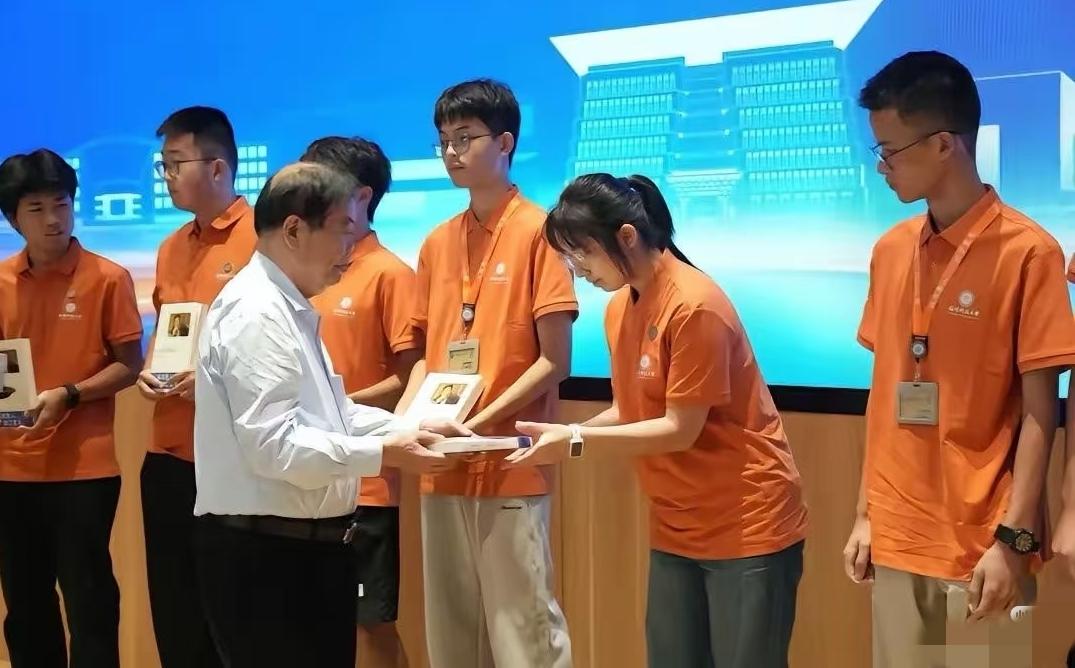 报考福耀科技大学的学生太聪明了！当初有人劝他们，600多分应该去报考985、21