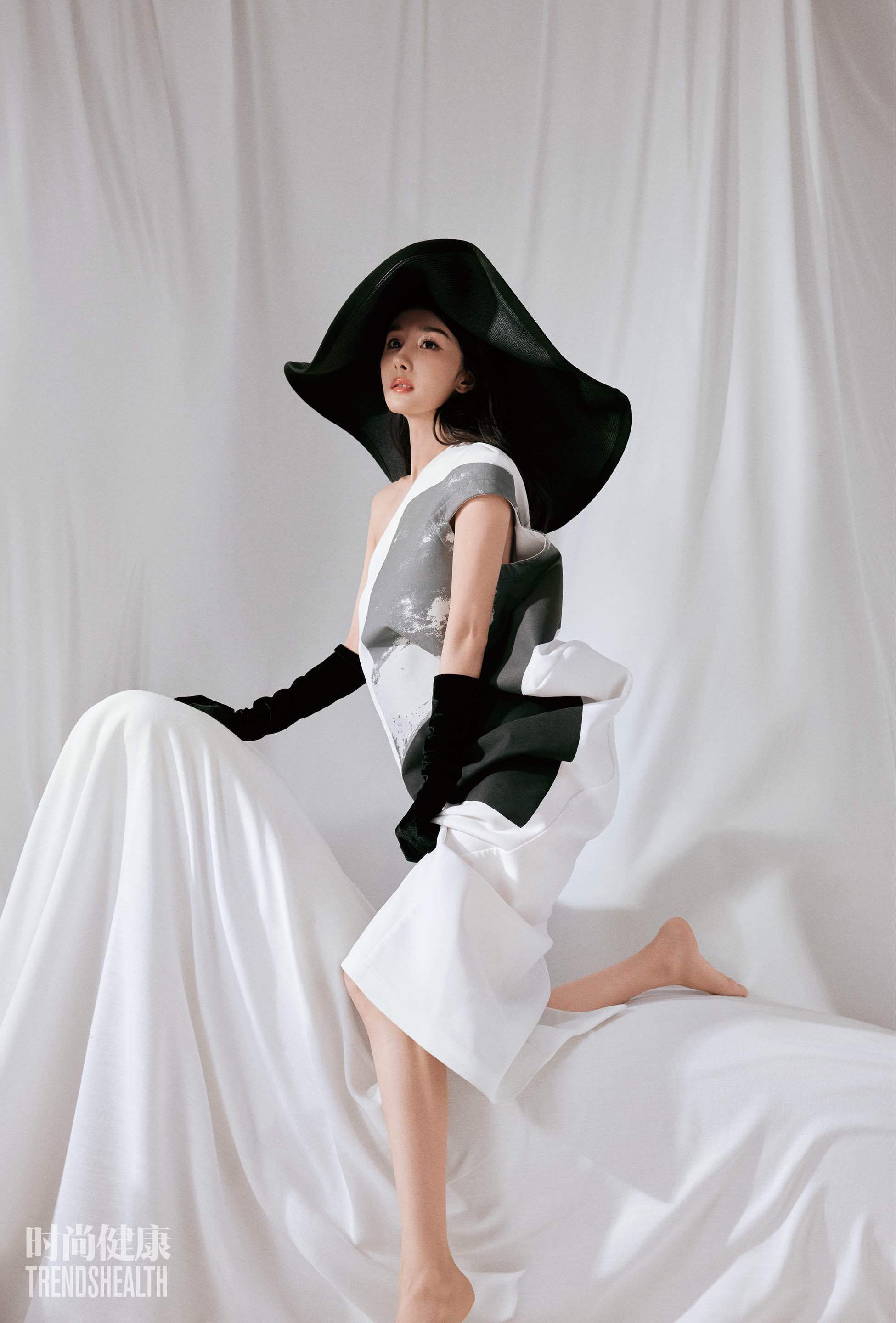 杨幂时尚健康画报大片，白色纯美，黑色温柔​​​