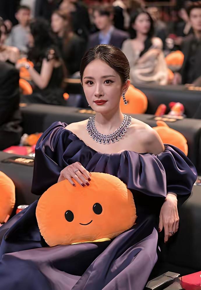 [吃瓜]微博之夜，“座次风波”并没随“官方道歉”而平息，扯了两天的皮…有两个