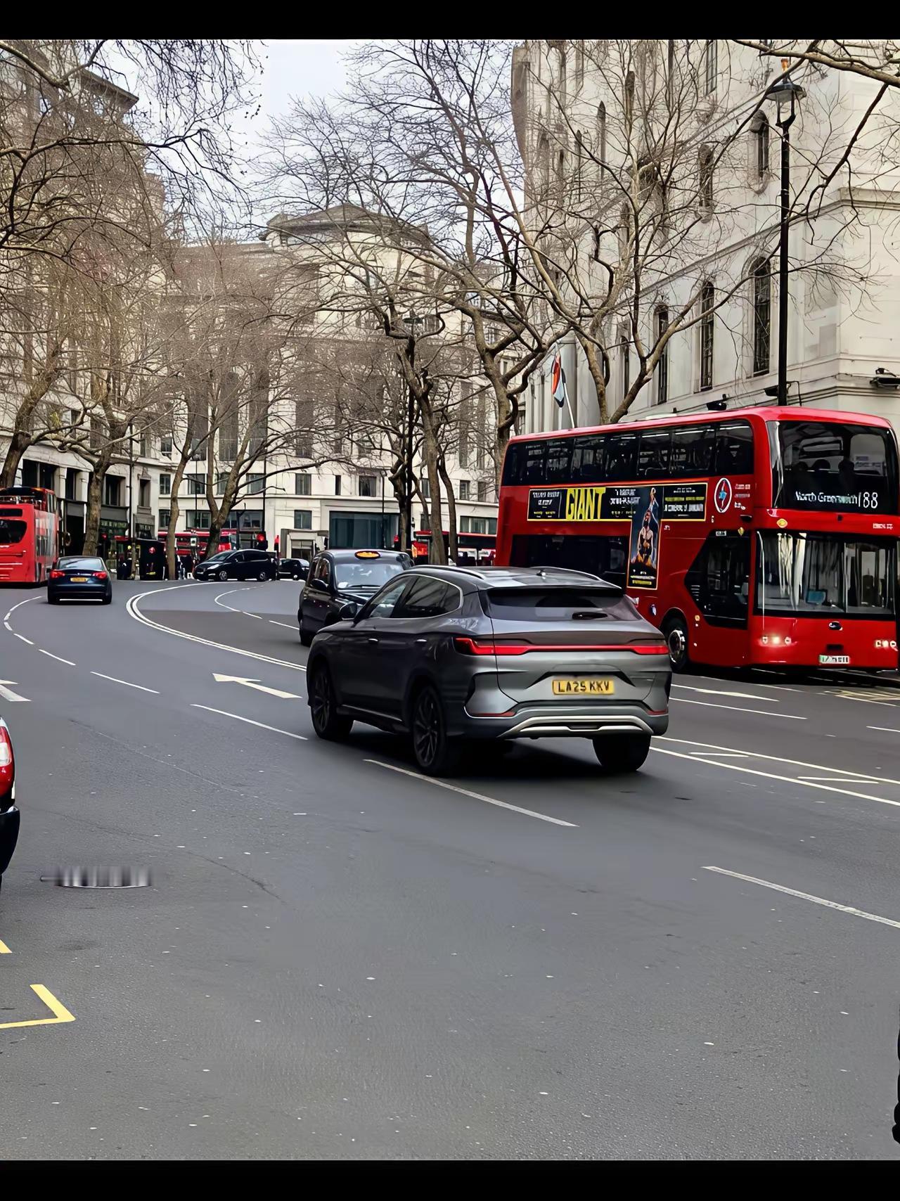 在伦敦瞅见比亚迪，那感觉挺奇妙的。不像看见熟人，倒像在异国他乡，突然听见有人