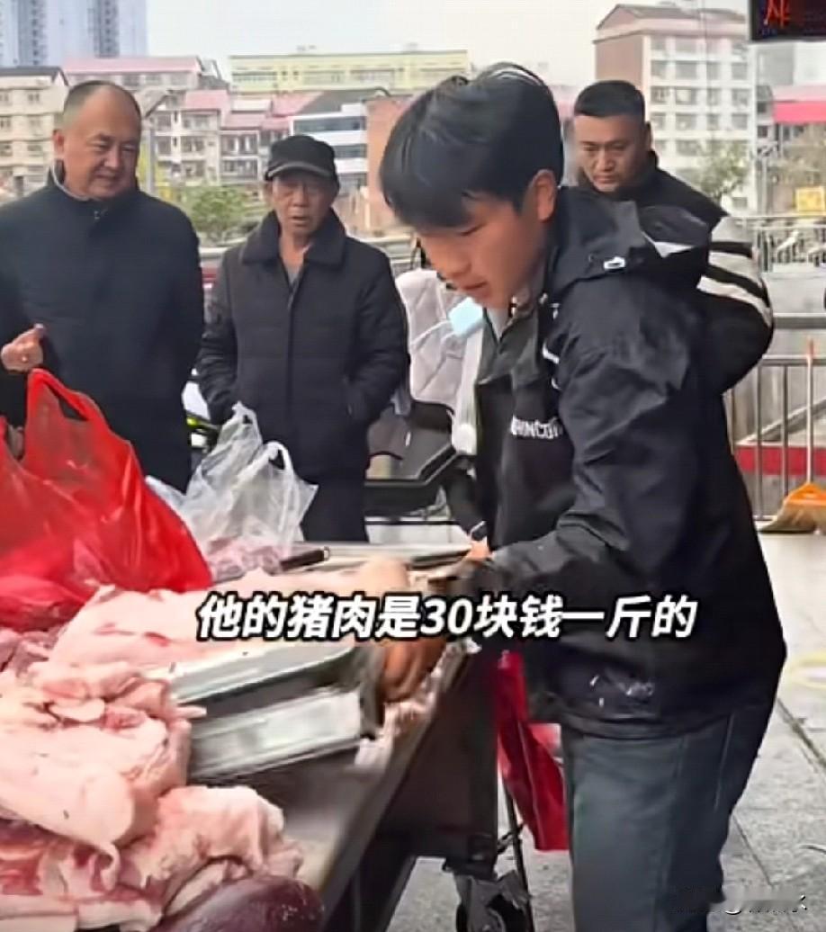 太尴尬了[无奈吐舌]这几天都在同情“20岁小伙摆摊卖猪肉养全家11口人”的主人公孙