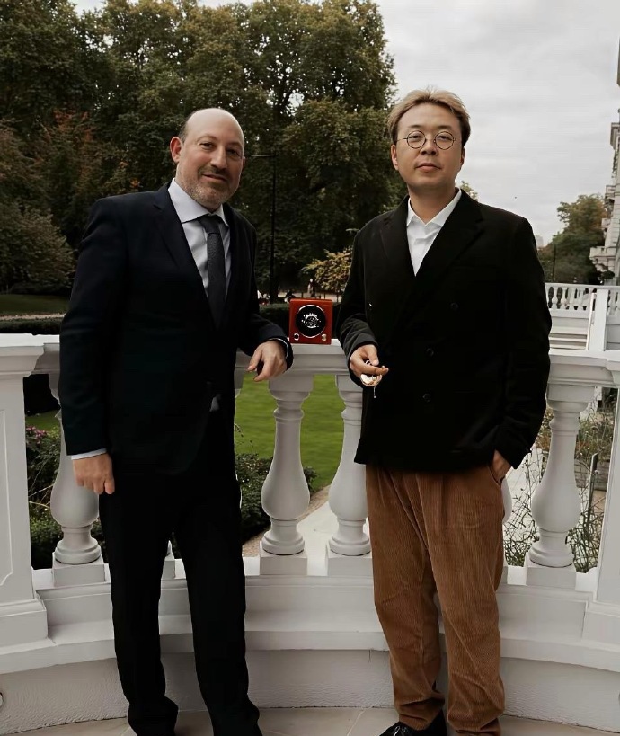 杜海涛肯定受到了李湘的真传，在国内不温不火，跑到英国镀金，见了各种成功人士，感觉