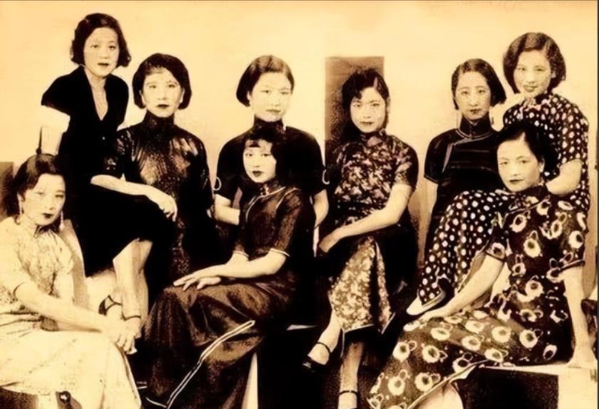 1926年一天晚上，张宗昌抱着脱光衣服的美人陈佩瑜，粗暴的把她扔到烧得滚烫的炕上