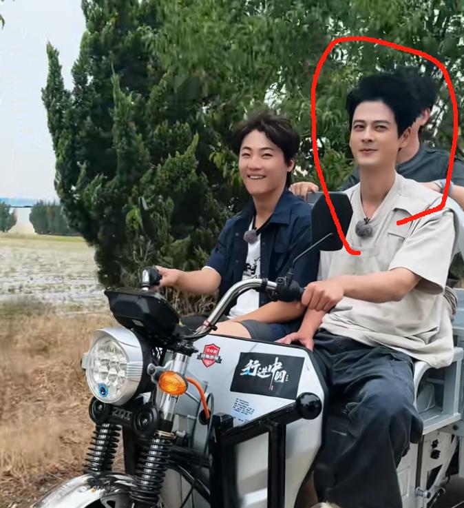 现在全网最开心的男人就是郭品超了吧！不是他接到了顶级制作的戏，也不是他获奖了