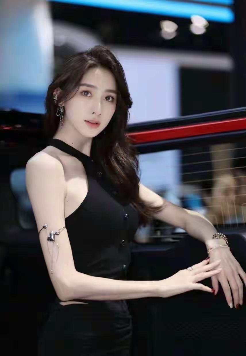 都市酷炫风，黑衣女郎，时尚穿搭，潮流配饰女生怎么搭配服装才能又酷又美黑衣少女自