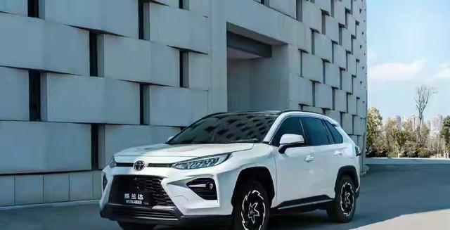 我是广汽丰田威兰达AIR版机盖内侧那张价格标签。2026年2月25日，我被贴上