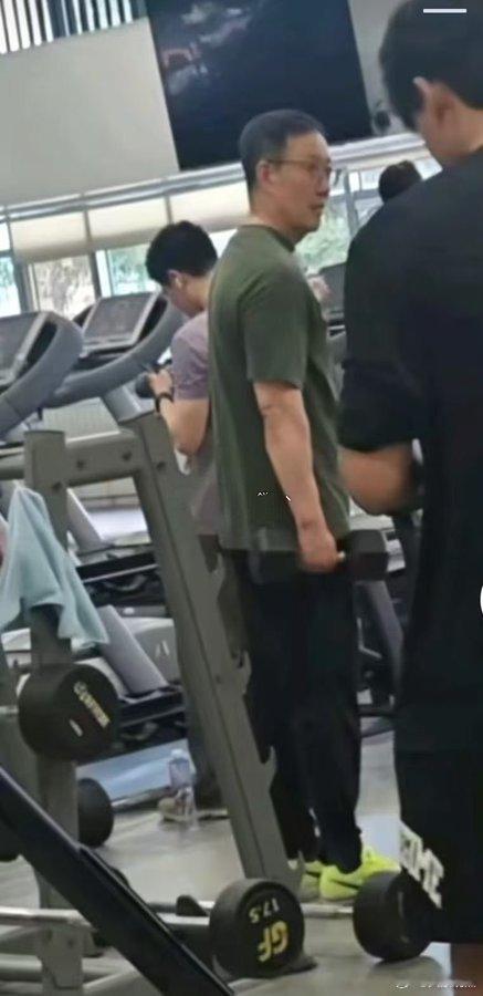 北京某健身房 近日，有网友偶遇董军部长，优秀的人果然自律！ ​​​