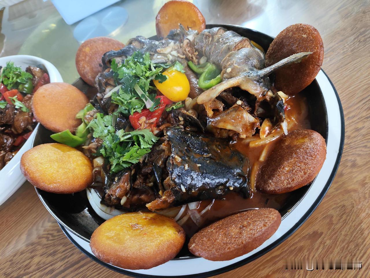 没钱的痛苦在冬天是非常明显且可视的昨晚和母亲通电话,这几日连续大降温,外面的