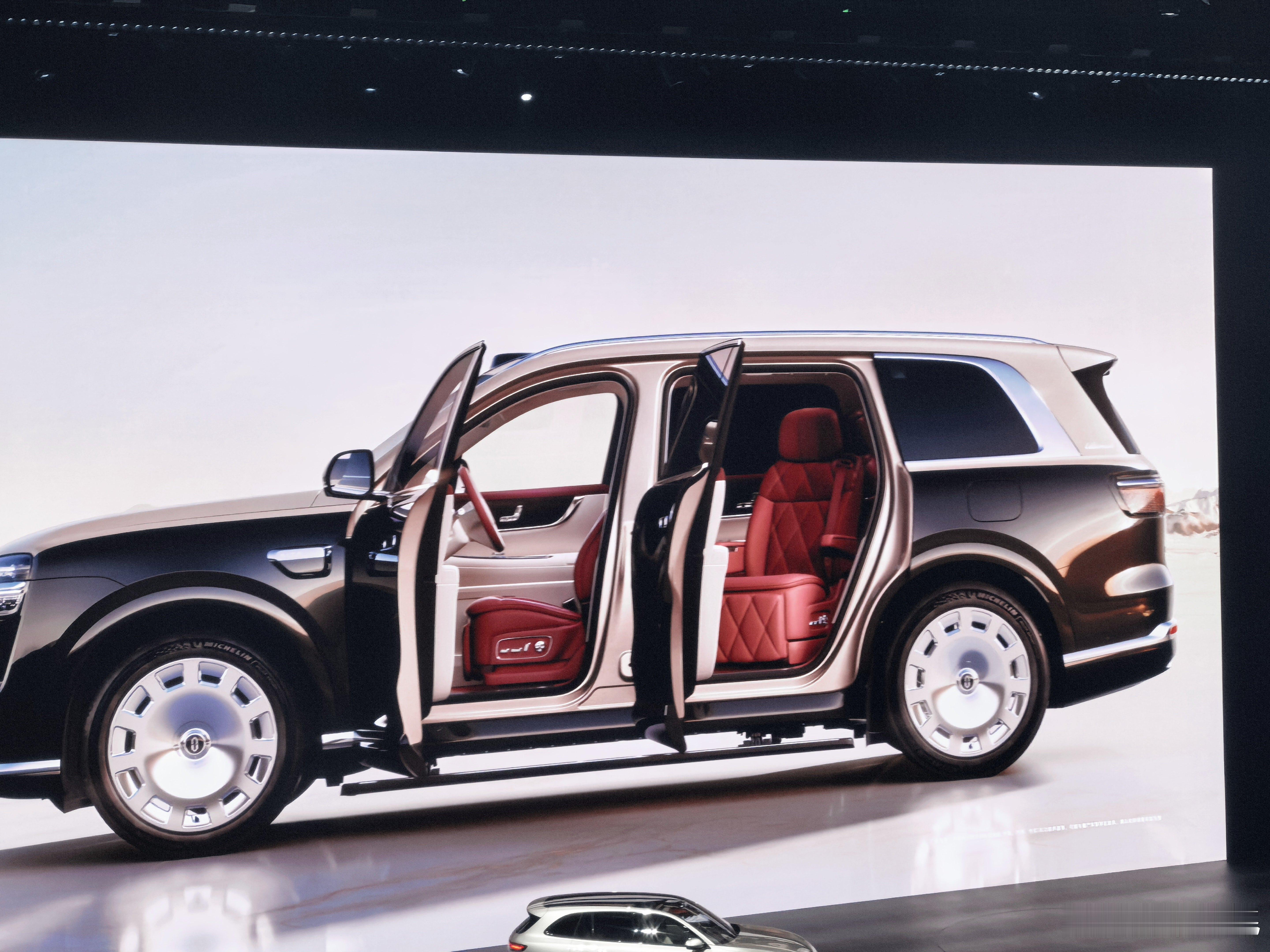 全新一代问界m9官宣suv上的二排旋转座椅，这个确实之前完全没想到。