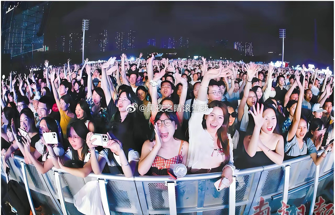 你敢信吗？一个17岁小姑娘，为了看一场演唱会，直接把她妈给弟弟攒的5万学费全刷光