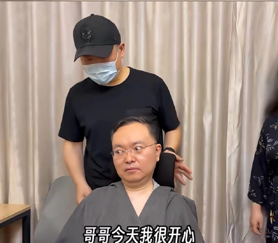 岳云鹏去探望渐冻症终末期的蔡磊，蔡磊用眼控仪跟岳云鹏打招呼，还问他自己打招呼“快
