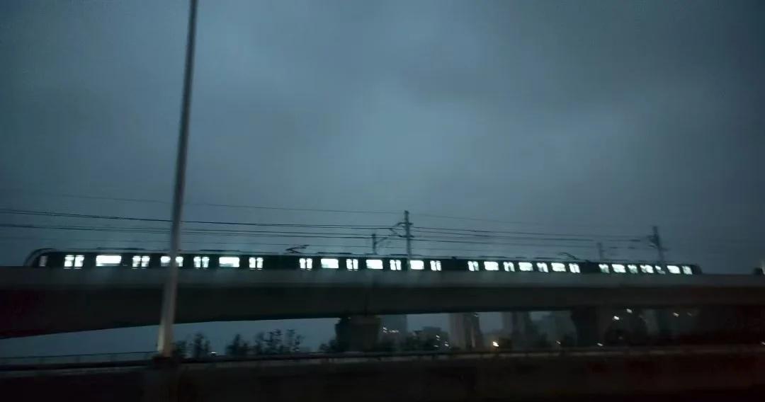 合肥地铁S1机场线夜间正试车合肥地铁机场线S1夜晚正在试车，预计2026年上半