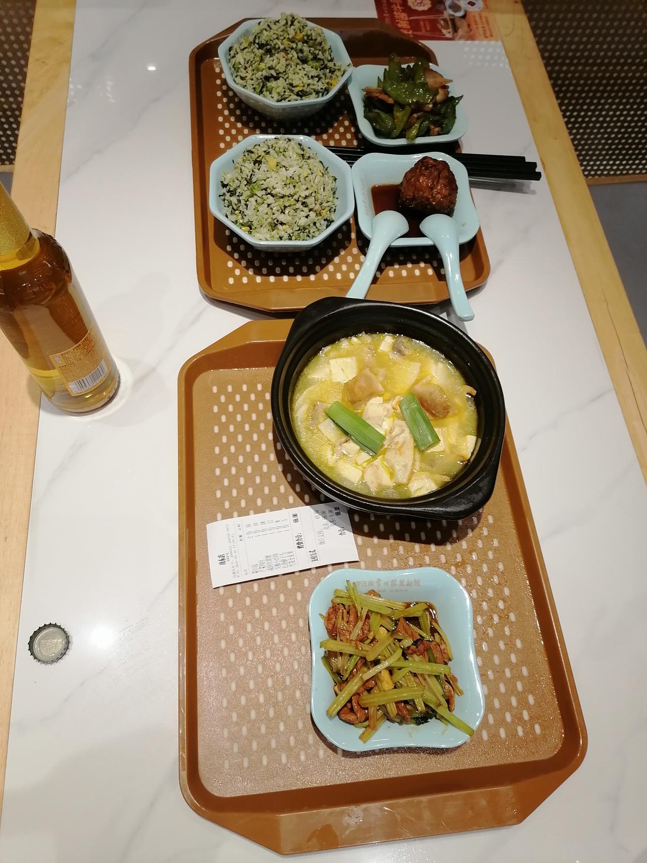 说实话，我对狗本身没啥偏见——路上看见软乎乎的小狗，也会忍不住想伸手逗两下；但我