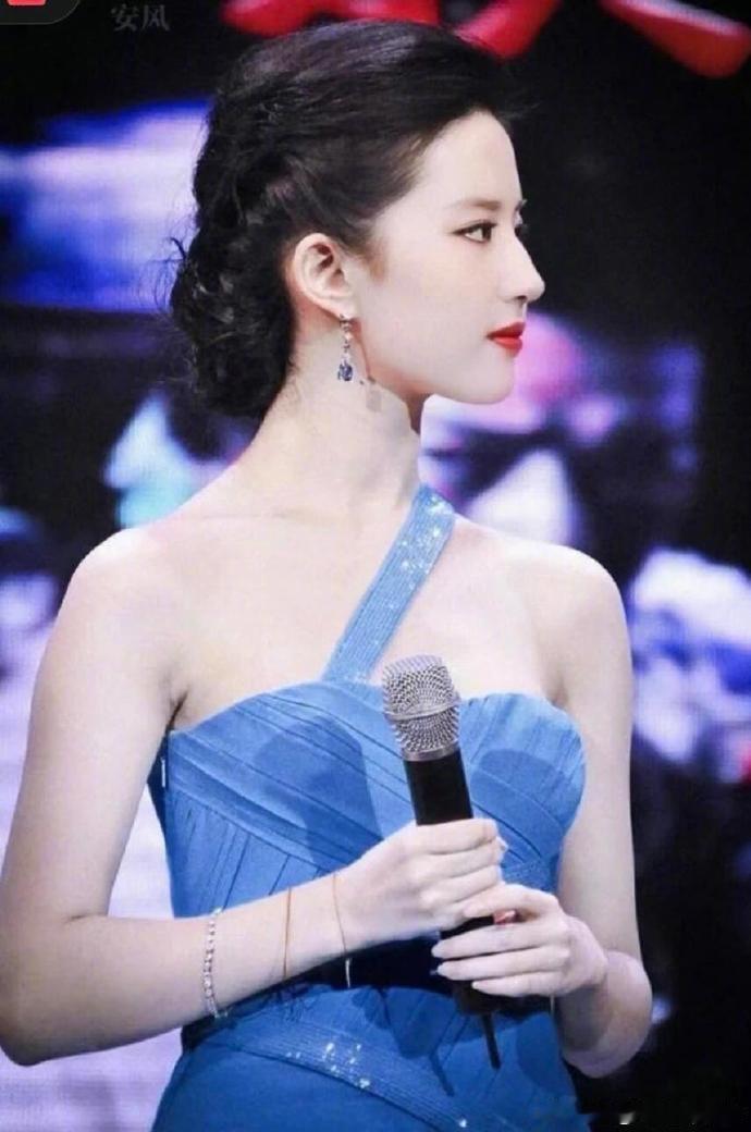 刘亦菲的皮肤就是“肤若凝脂”范本！冷白莹润+通透生命力，生图自带柔光，羊