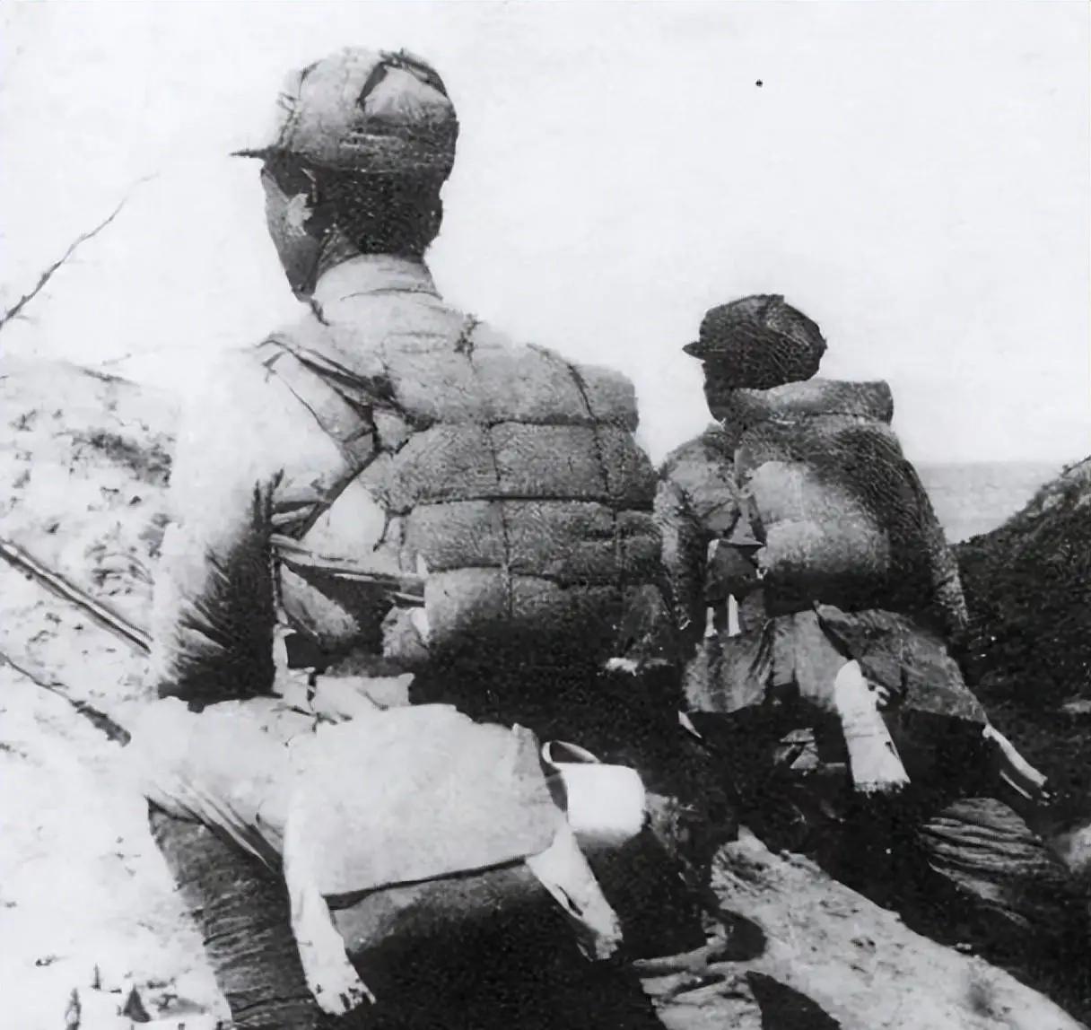 1942年，山东一个普通村庄。天没亮，上千日伪军包围了村子，山炮对准了土围墙。村