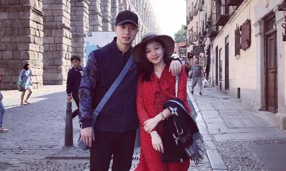 马龙从他钟爱的赛场上退了下来，变成了一个享受寻常幸福的父亲，他会在台下看着儿