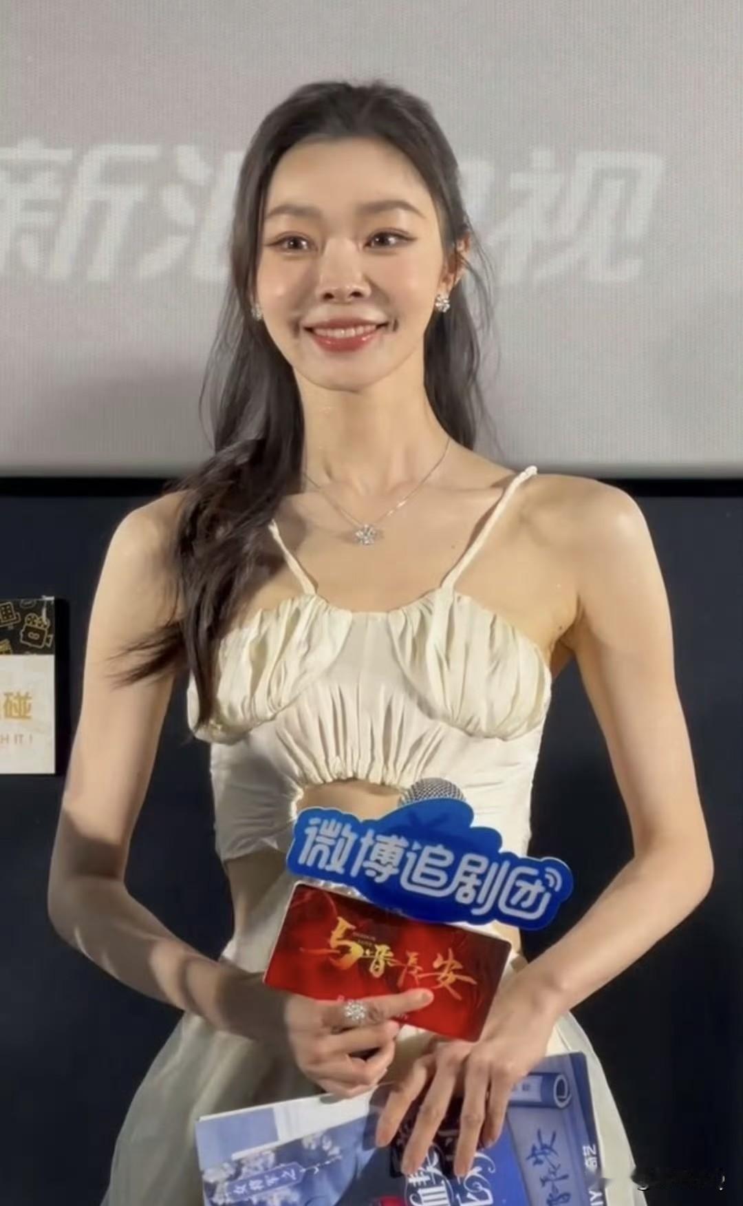 看完模特的穿着，我都怀疑宋轶的礼服不是正版。你看宋轶的肩带是斜的，而模特裙子肩带