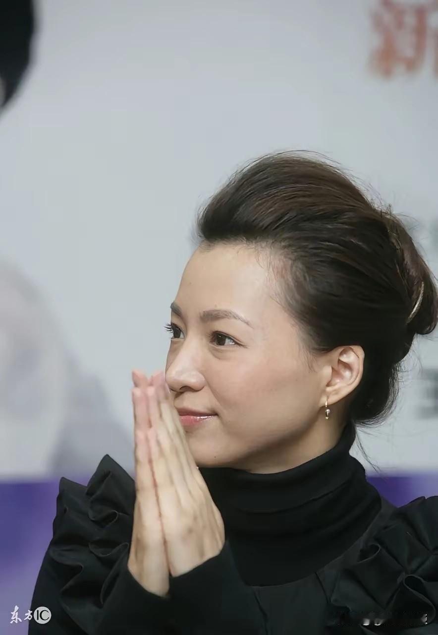 央视主持人董卿，眉眼温柔沉静，不张扬不张扬，独有的谦逊气度，往往就体现在细微之处