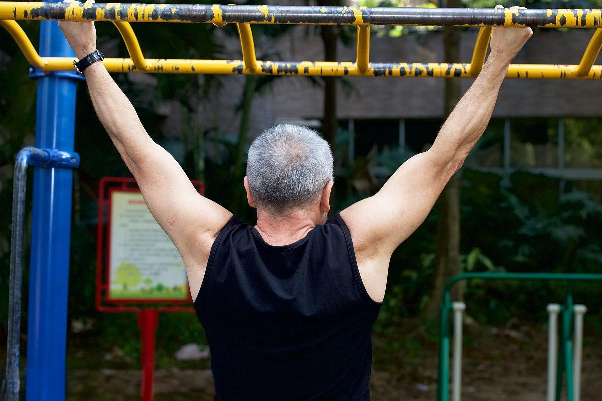 医生劝诫：上了岁数，宁可出门遛弯喝茶，也不要在家随便做这2事上了年纪，待在家