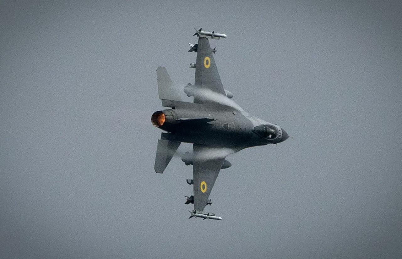 乌克兰空军正在使用装备AIM-9和AIM-120空对空导弹的F-16战斗机击落俄