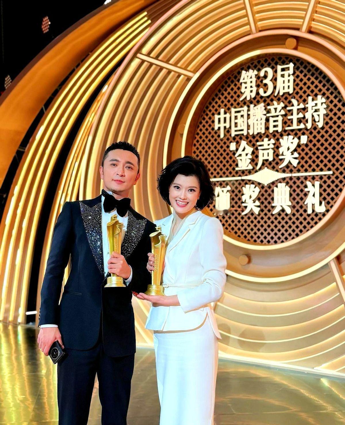 凌晨三点，央视演播厅的灯光熄灭。尼格买提没绷住，噗嗤一声笑了出来。邹韵愣了半