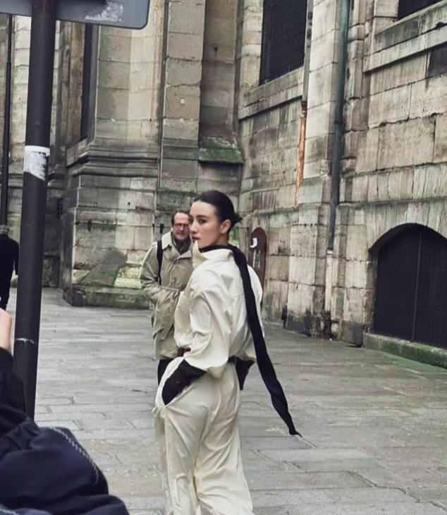 宋佳穿Chanel飘带白裙亮相巴黎,没喊品牌,没摆拍,风一吹,全网都记住了。黑