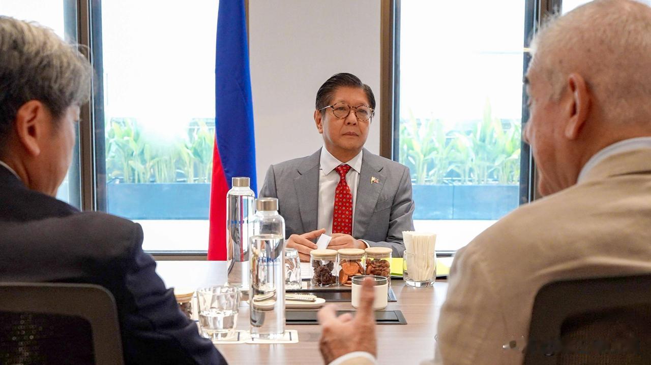 菲律宾：愿与中国共同开发南海油气。菲律宾总统小马科斯接受新加坡媒体专访，在谈及南