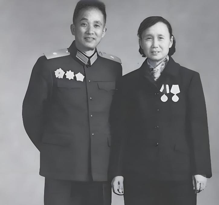 1947年，华野猛将周志坚大腿根部中弹住院，面对19岁小护士，这位师长竟羞得大吼