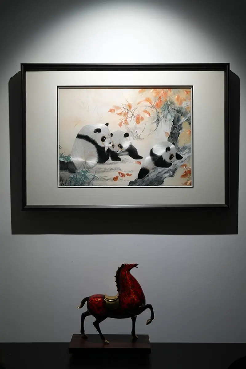 手工苏绣熊猫挂画！蚕丝线+实木框绝了！ 苏州手工苏绣熊猫挂画，100%...