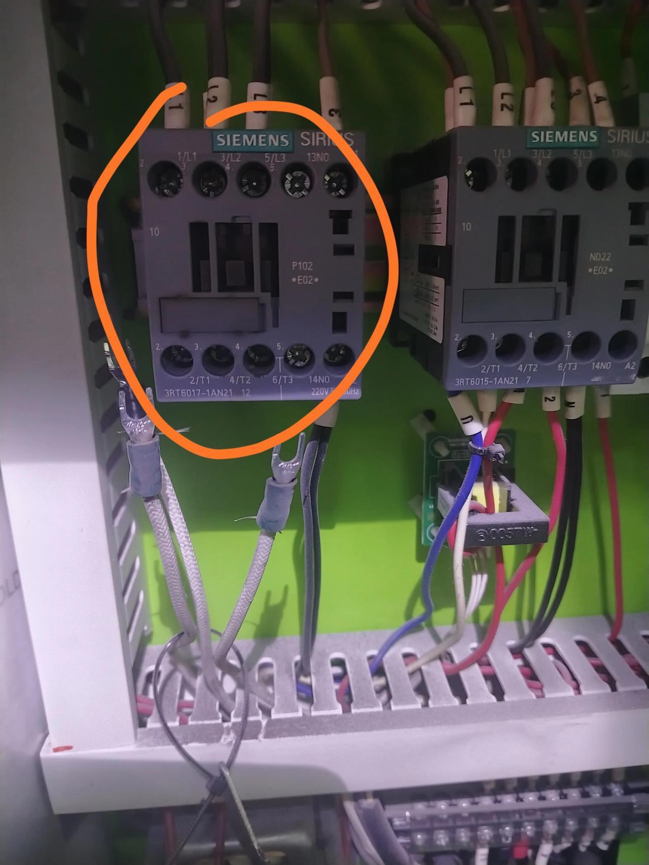 给客户修一台机，收了他800元维修费，客户问我换什么东西要收我800元，我说是是