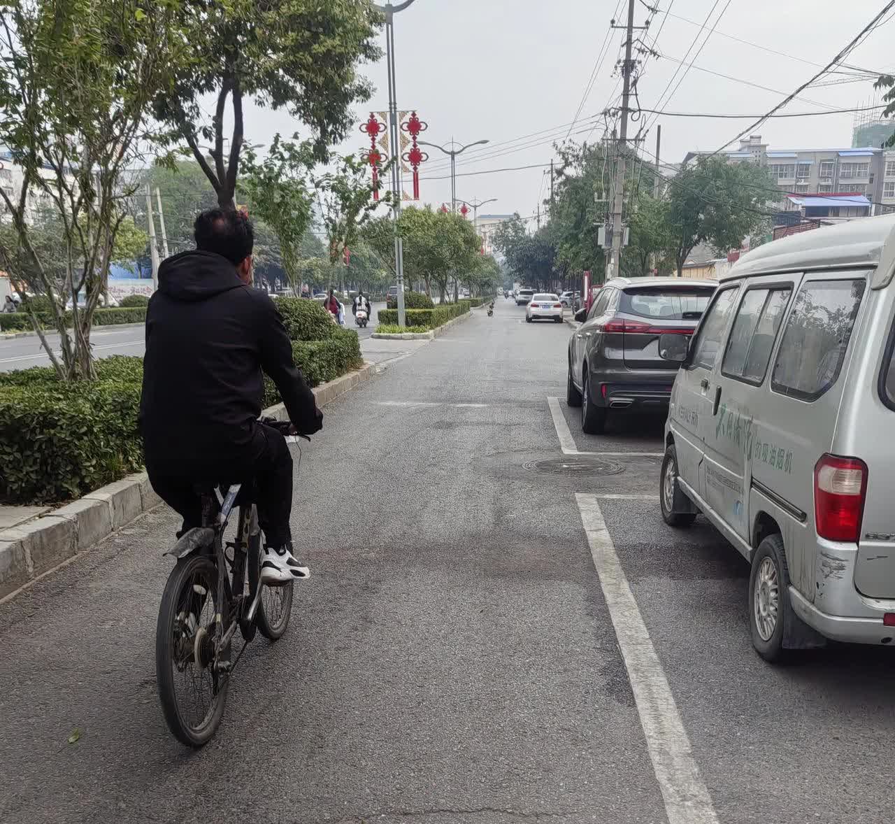 开车零事故的10条铁律:1、任何时候不要带着情绪开车；2、开车前绕车一周
